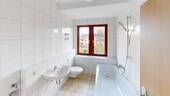 Bad mit Wanne - 2 Zimmer Etagenwohnung in Chemnitz