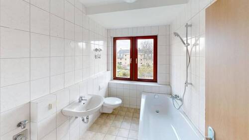Bad mit Wanne - 2 Zimmer Etagenwohnung in Chemnitz