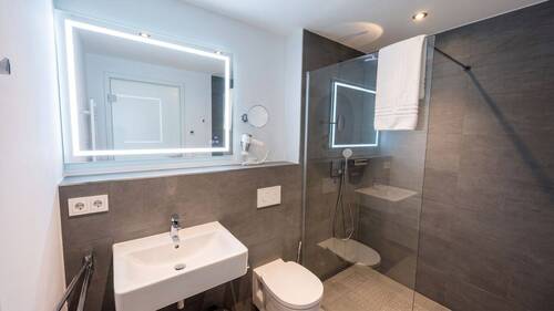 Badezimmer mit Dusche - 