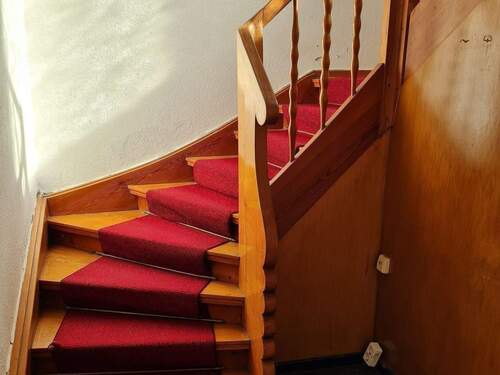 Holztreppe zum Obergeschoß - 6 Zimmer Einfamilienhaus in Burgbrohl