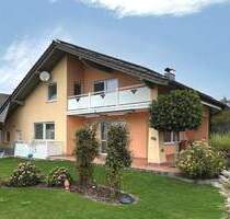 Viel Platz für die ganze Familie: Zweifamilienhaus mit Gartenidylle in Hunderdorf