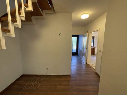 Flur und Treppenaufgang - 