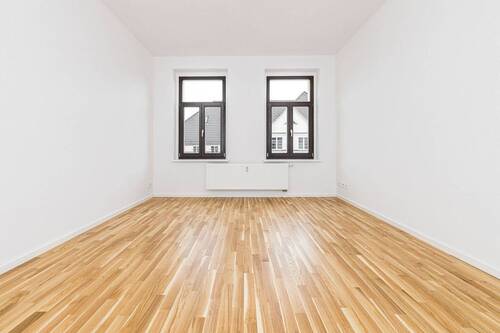 Wohnzimmer - Renovierte 3-Zimmer-Altbauwohnung mit Süd-Balkon und modernem Bad