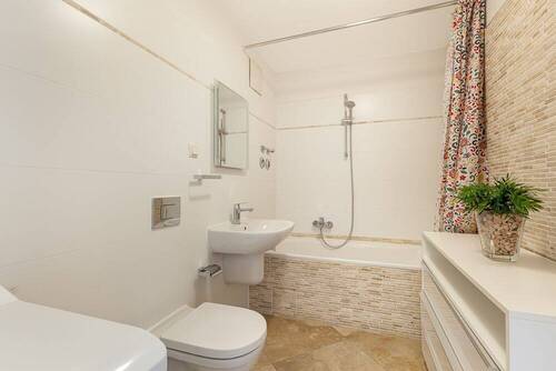Modernes Wannenbad - 