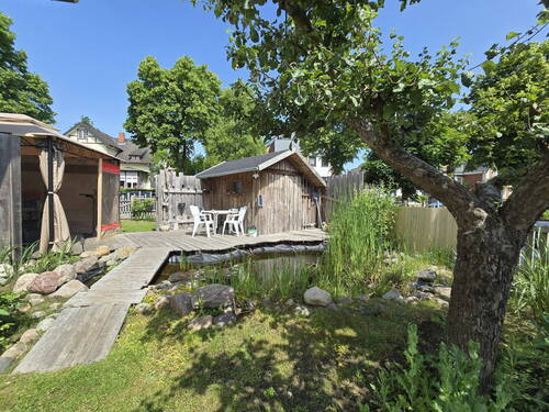 Gartenhaus und Teich - 