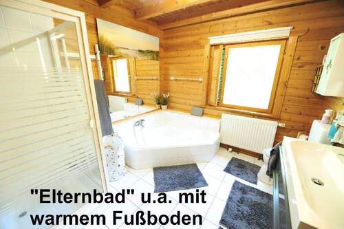 Großzügiges Blockbohlenhaus - 