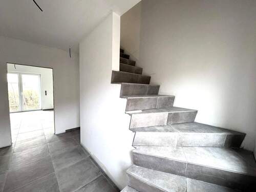 Eingangsbereich, demnächst mit Treppengeländer ;-) - 