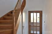 Eingangsbereich mit Treppenhaus - 