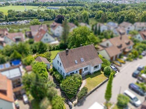Straßenansicht mit Pkw-Stellplatz im Freien - 8 Zimmer Einfamilienhaus zum Kaufen in Besigheim