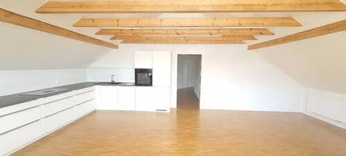 Wohnraum und Küche - Ruhige, großzügige und helle Wohnung im Dachgeschoss Moderne, hochwertige Einbauküche