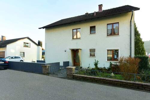 Bild 1 - Klasse Erdgeschoss-Haushälfte mit Balkon und Grundstück