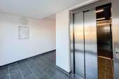 Treppenhaus mit Personenaufzug - 