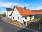 Hausansicht_mit_Einfahrt - Seltene Kombination: Wohnhaus plus Freizeitgrundstück in Weihernähe in Wächstersbach Wittgenborn