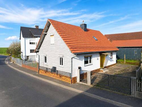 Hausansicht_mit_Einfahrt - Seltene Kombination: Wohnhaus plus Freizeitgrundstück in Weihernähe in Wächstersbach Wittgenborn