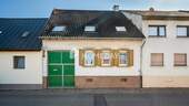 Außenansicht 1 - Zwei Wohneinheiten, ein Zuhause: charmantes Reihenhaus mit Anbau und vielseitigem Platzangebot in P