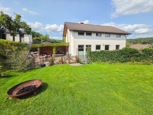 Blick vom Garten zum Haus - 