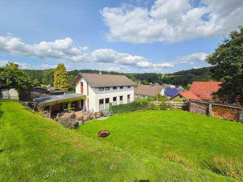 Blick vom Garten zum Haus - 5 Zimmer Einfamilienhaus zum Kaufen in Waldbröl