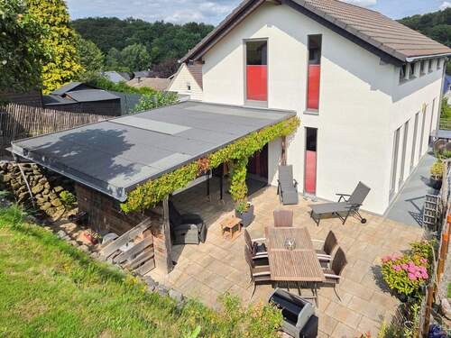 Blick vom Garten aufs Haus - 5 Zimmer Einfamilienhaus in Waldbröl