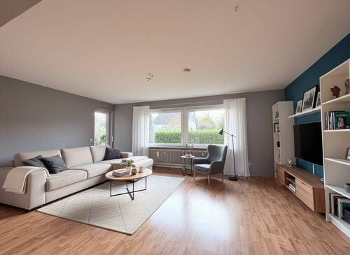 Wohnzimmer mit KI möbliert - 2 Zimmer Etagenwohnung zur Miete in Mönsheim