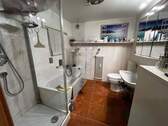 Das Bad mit Dusche und Badewanne - 