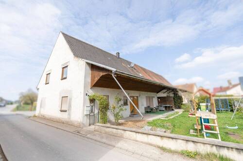 Außenansicht - Zweifamilienhaus mit Scheune, Garten und vielseitigem Nutzungspotenzial