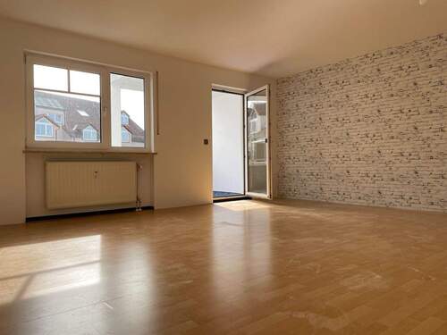 Wohnzimmer mit Zugang zum Balkon - 3 Zimmer-ETW im Birkengraben + überdachter Balkon + Stellplatz + Kellerabteil