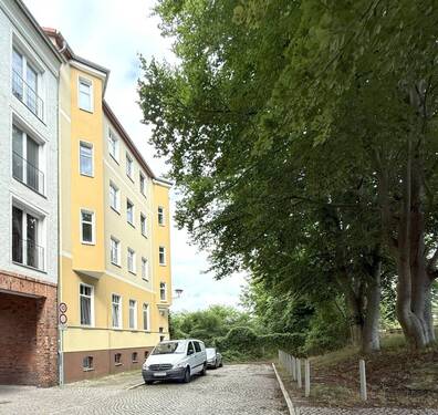 Straßenansicht - Kleinere 3-Zimmer-WE in Bahnhofs- und Zentrumsnähe - 2. OG - Balkon mit Blick ins Grüne - inkl. Stellplatz