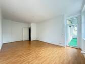 Wohnzimmer mit Zugang Balkon - 