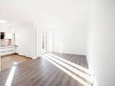Wohnbereich mit offener Küche und Terrassenzugang - 2 Zimmer Etagenwohnung zur Miete in Berlin
