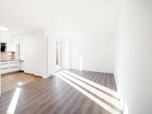 Wohnbereich mit offener Küche und Terrassenzugang - 2 Zimmer Etagenwohnung zur Miete in Berlin