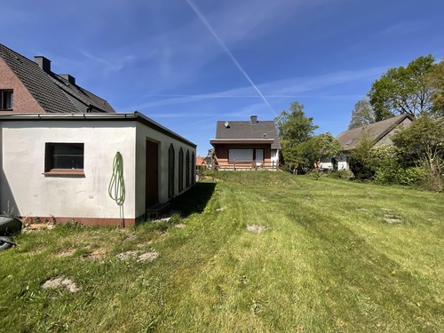 Rückseite Garage und Terrasse - 