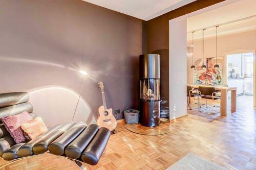 Wohnzimmer mit Blick zum Esszimmer - 