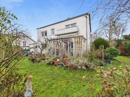 Bild 1 - Zweifamilienhaus mit Ausbaureserve und großem Grundstück in bevorzugter Lage