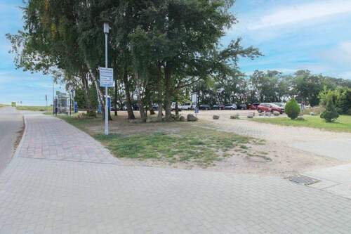 Parkplatz und Bushaltestelle - 