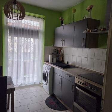 Küche mit Austritt zum Balkon
- Geräumige 3-Zimmerwohnung mit Balkon in Görlitz-Hagenwerder zur Miete