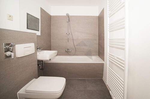 Badezimmer - Helle 3 Raum Whg. mit tollem Badezimmer im ruhigen, grünen Ebersdorf - 1 Jahr Stellplatz geschenkt