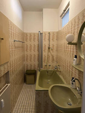 Bad mit Wanne, 1. OG - 