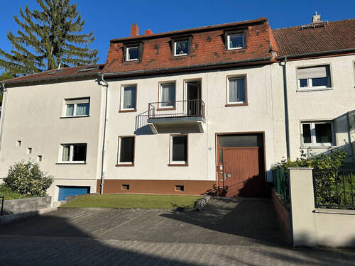 Hausansicht mit Stellplätzen - 1 Zimmer Mehrfamilienhaus, Wohnhaus zum Kaufen in Mainz