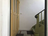 Zugang zur Wohnung, EG - Mehrfamilienhaus, Wohnhaus mit 215,20 m&sup2; in Mainz zum Kaufen