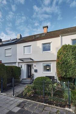 Moderner Eingangsbereich - Wunderschönes Reihenhaus mit viel Platz für die ganze Familie - Erstbezug nach Komplettsanierung