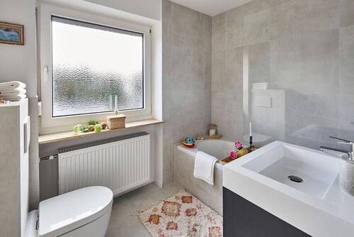 Helles Badezimmer - 5 Zimmer Reihenmittelhaus zum Kaufen in Nürnberg