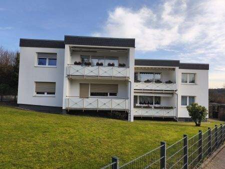 Hausansicht Straßenseite - Attraktive 3-Zimmer-Wohnung mit Loggia in beliebter Wohnlage von Lüdenscheid-Oeneking!