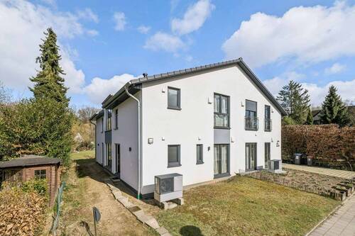 Front - Architektur trifft Design: Hochwertige DHH in den Walddörfern