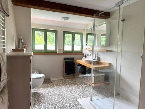 Modernes Duschbad mit begehbarer Dusche - 