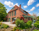 Rückansicht mit umlaufender Terrasse - 6 Zimmer Mehrfamilienhaus, Wohnhaus in Amt Neuhaus
