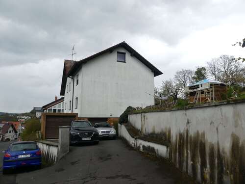 Zufahrt und Seitenansicht - 