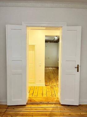 offene.Flügeltür_Blick_in_Wohnküche - 