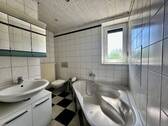 Bad mit Badewanne - 