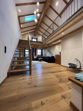 Blick vom Eingang aus - Exclusive und Stilvolle Dachgeschosswohnung mit Galerie und großem Ostbalkon - kernsaniert 2024