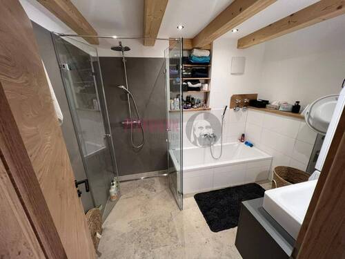 Badezimmer mit Wanne und Dusche - 